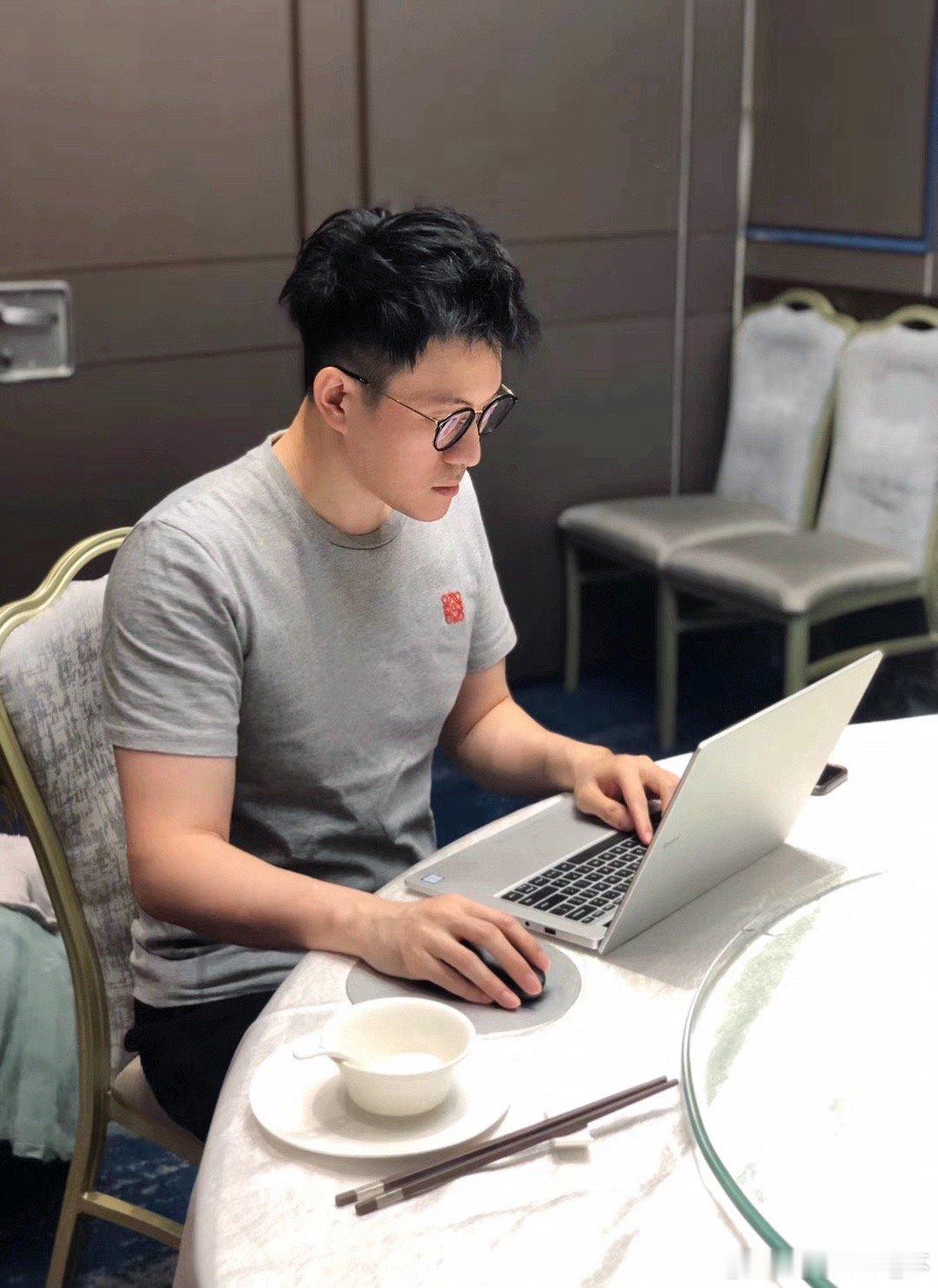 其实我们家有三个学生这个是在读博的学爸记录生活朝朝暮暮我的日常plog