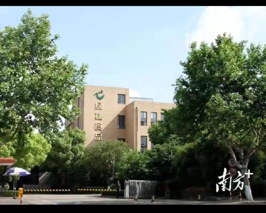 “臭味餐”供应商道歉日竟又中标

家人们，上海“臭味学生餐”事件又有新状况！之前