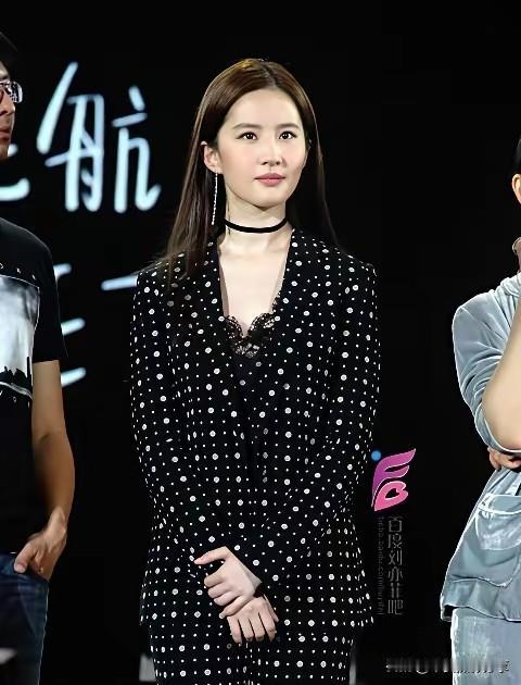 刘亦菲 西装刘亦菲 明星 刘亦菲 刘亦菲写真照 刘亦菲​​​​ 刘亦菲红毯生图 