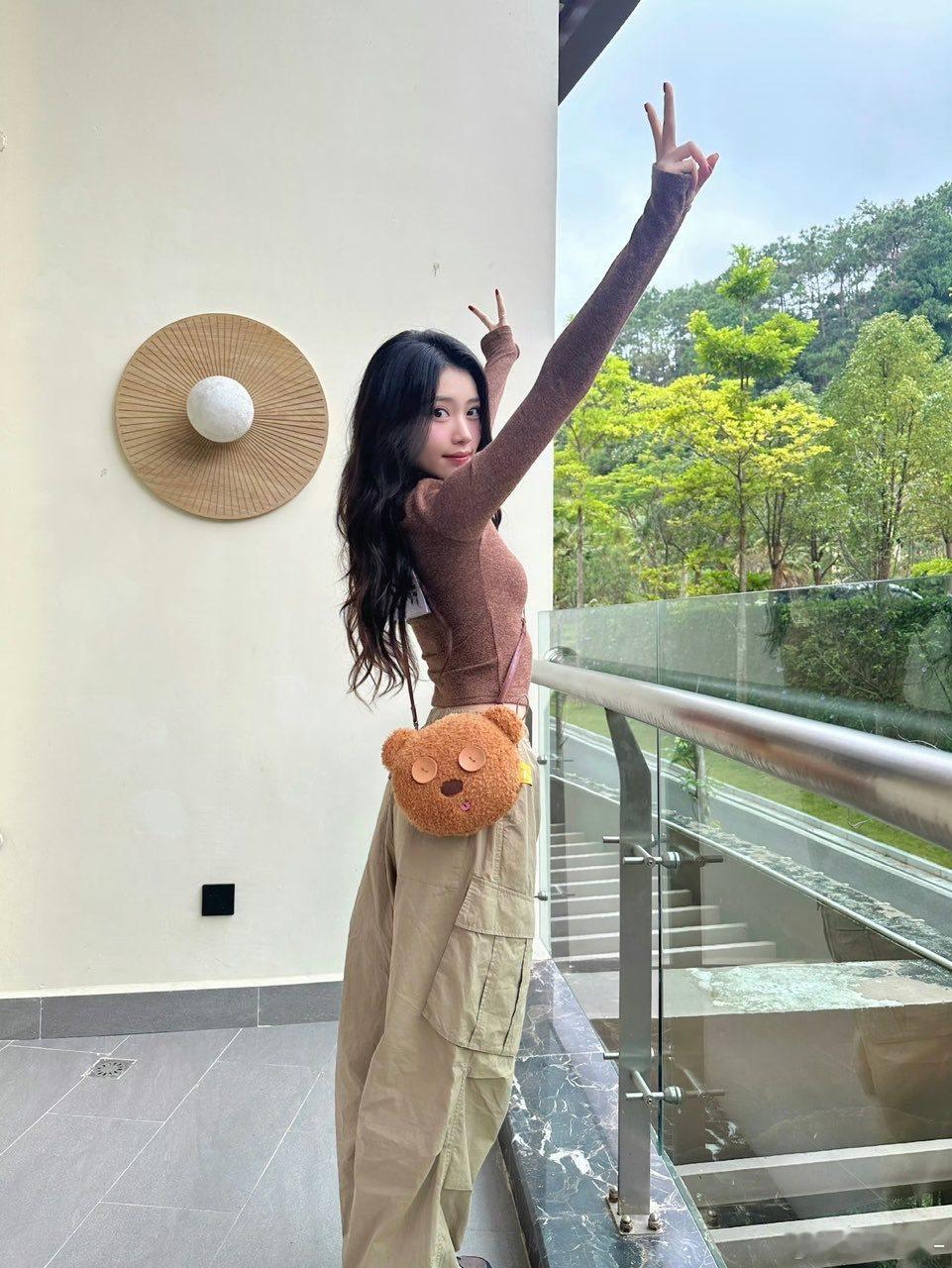 #娱乐[超话]##沈小婷比耶背影##沈小婷官宣奔跑吧茶马古道篇#期待沈小婷，回国