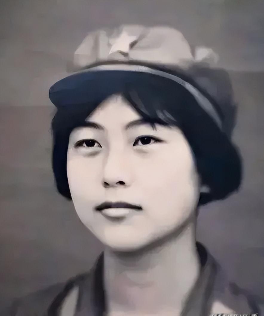1982年，女飞行员刘晓莲驾驶飞机升至700米高处时，被一架歼击机撞击，巨响后全