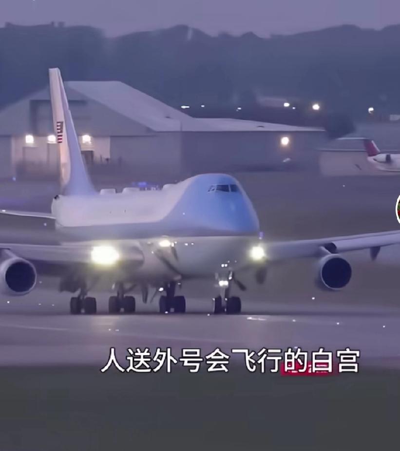 说特朗普的飞机是会飞的白宫一点不为过。他有私用专机“特朗普一号”，还有公用专机“