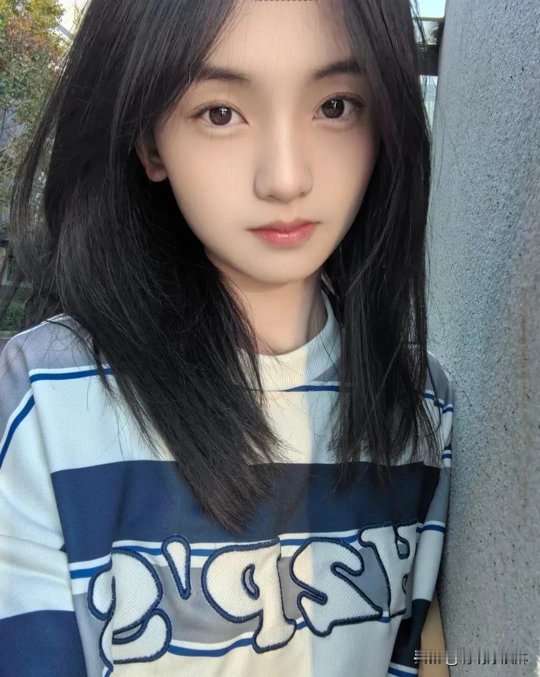 阳光洒满发梢，笑容点亮清晨，
每个瞬间都藏着少女心事。  
微风轻拂裙摆，
连空