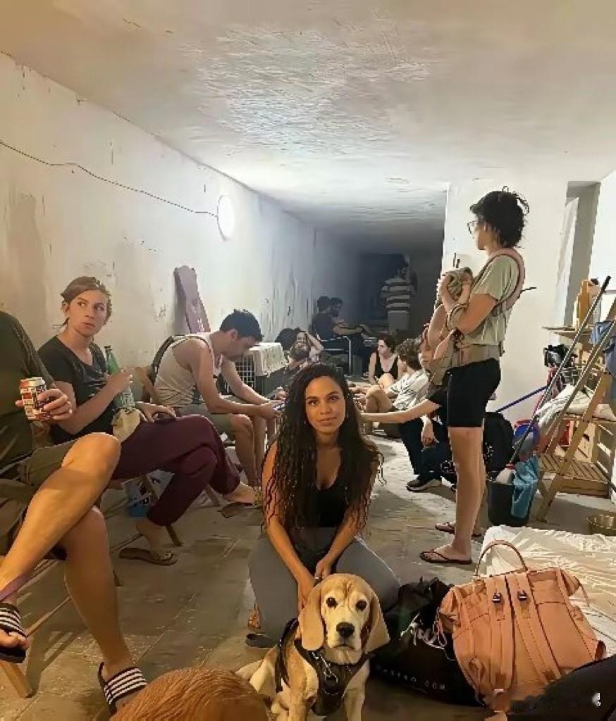 据说图中是躲在防空洞里的以色列百姓，有吃有喝，连狗狗都带上了，这要比加沙人民好得