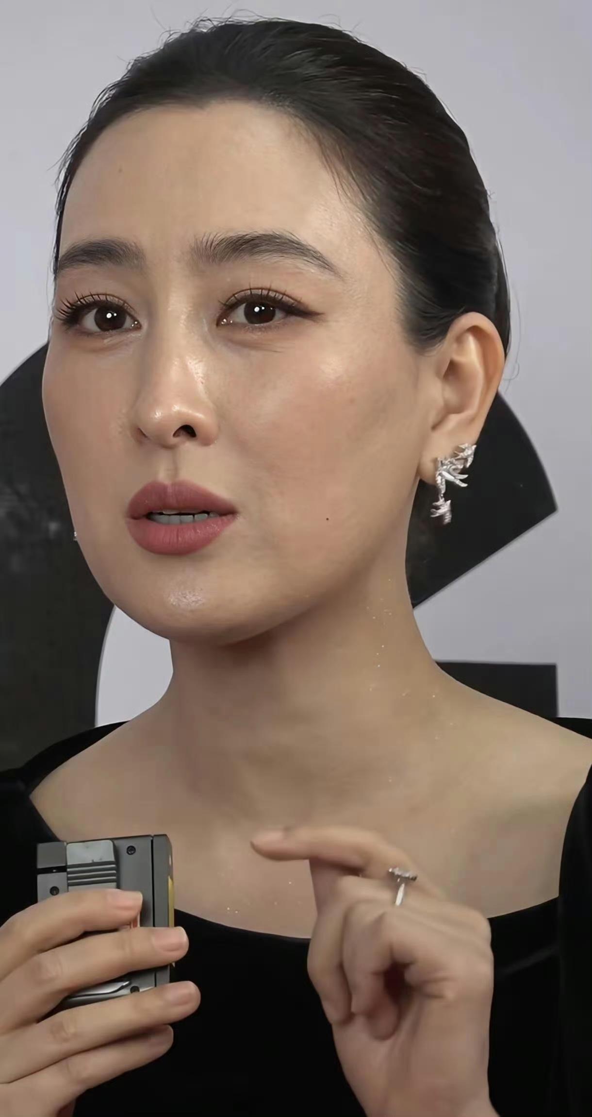 马苏的脸好真实，感觉她几十年都长这样，没年轻过也没老。 