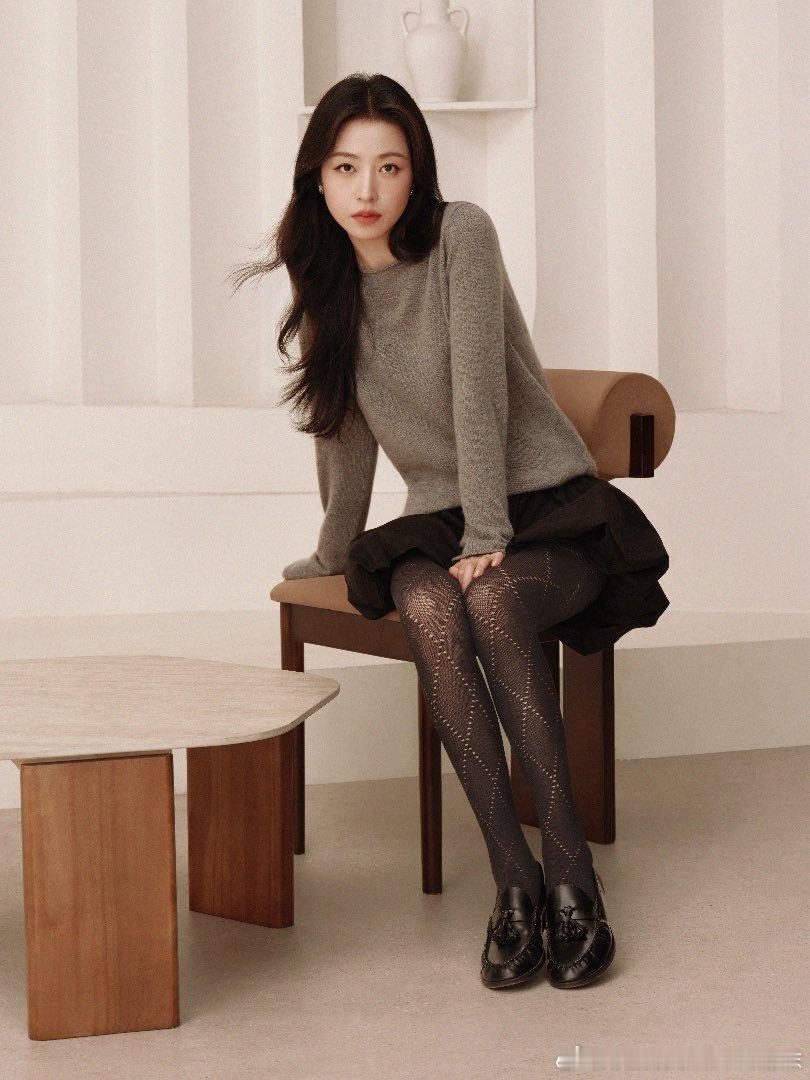 周雨彤 x 最新工作照[么么哒] ​​​