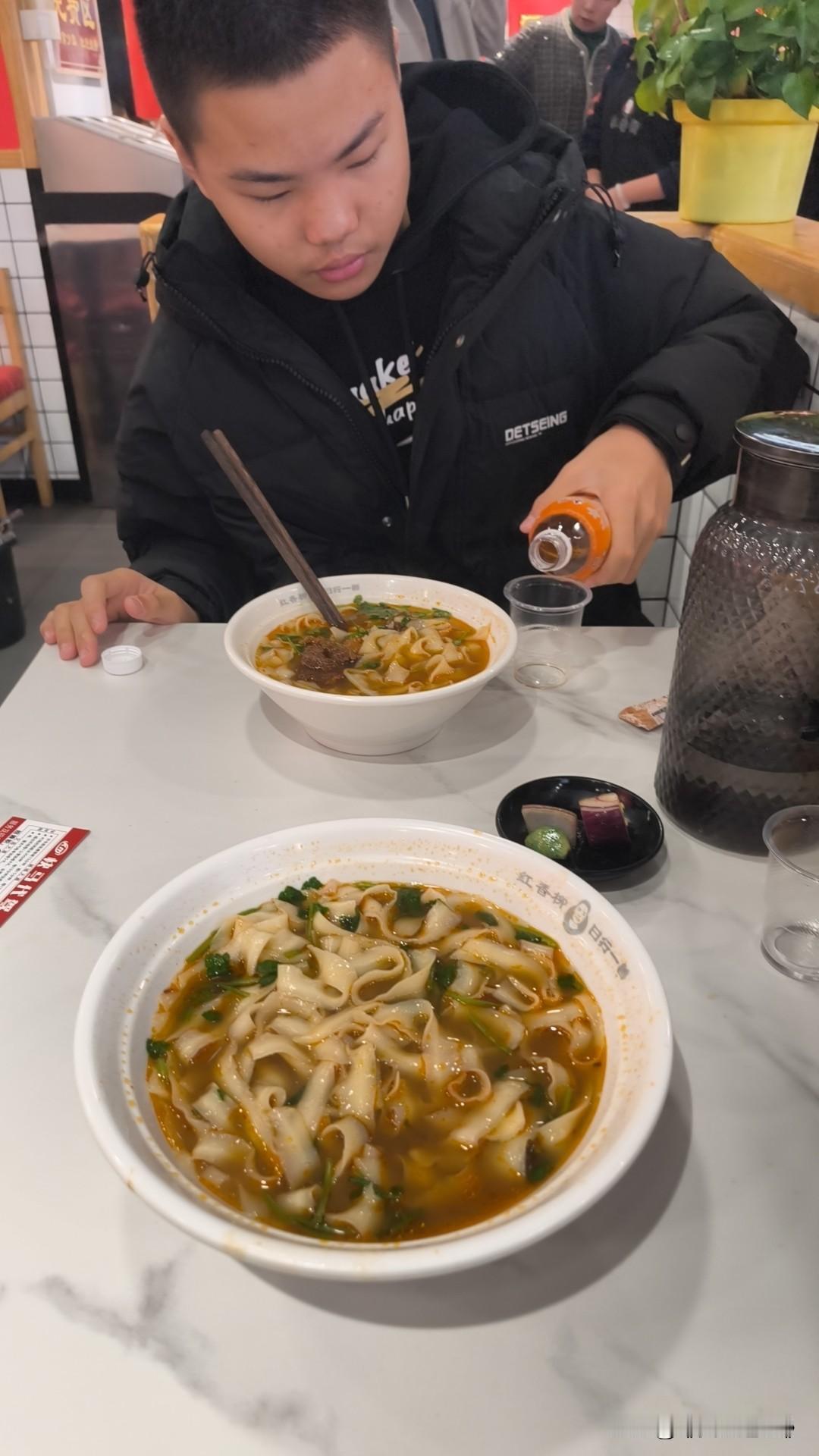 这碗油泼面直接香到跺脚！

今天和儿子去面馆直接看傻眼！这碗比脸还大的油泼面端上