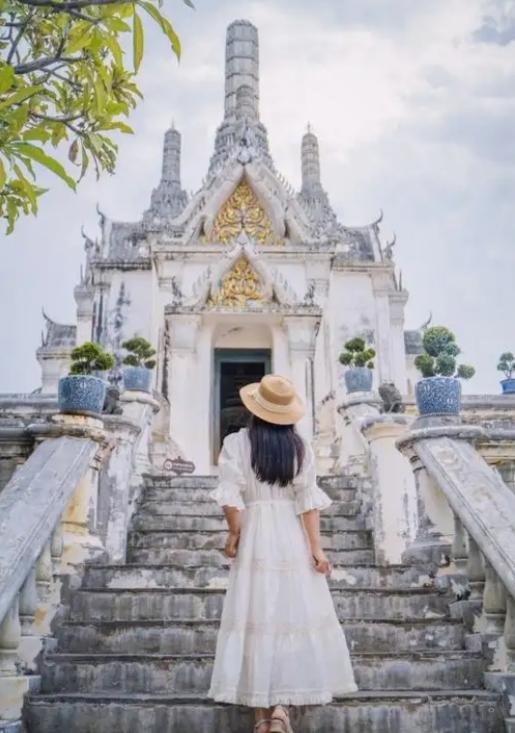 曼谷男女恋爱期间拍摄的不雅视频，男方擅自上传社交网络疯传扩散违法吗？

泰国男子