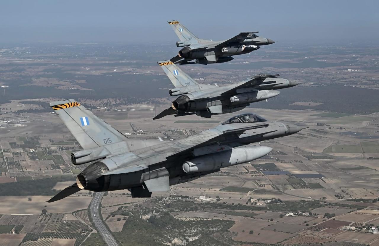 希腊空军（HAF）三机编队空对空摄影
爱琴海战隼和幻影 今日战隼今日幻影
第33