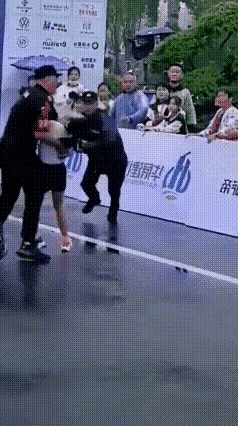 这是非常温馨的一幕，也是非常感人的一幕，女子在马上就摔倒的那一刻，现场值勤的警察