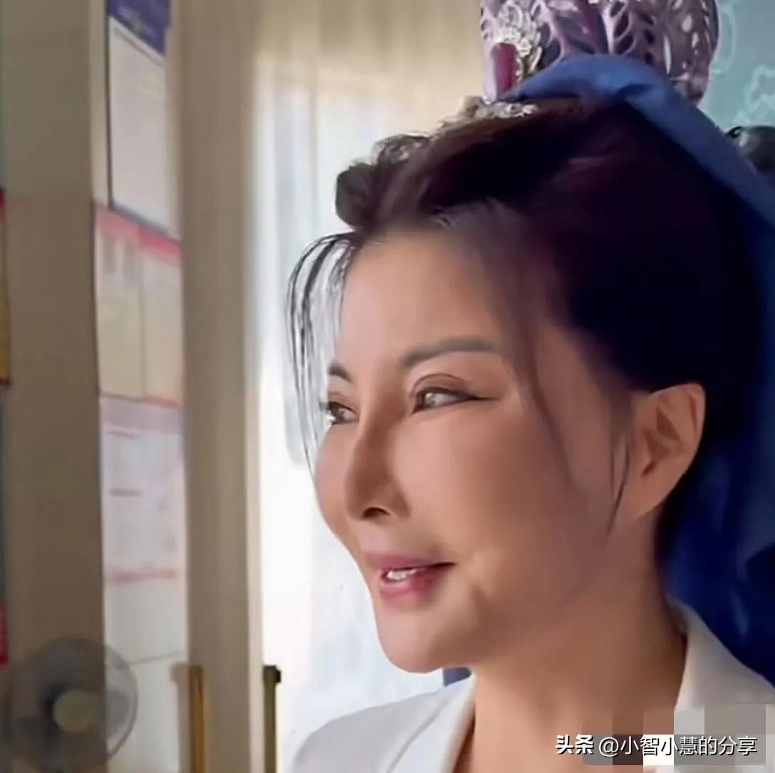 早些年她长得那么漂亮，为什么年龄大了之后反而没有那么有灵气的了呢？脸部表情僵硬，