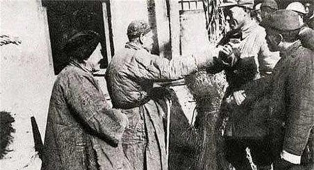 1958年张学良见蒋介石：一句“总统，你老了”，道尽两人半世恩怨。
 
这场时隔