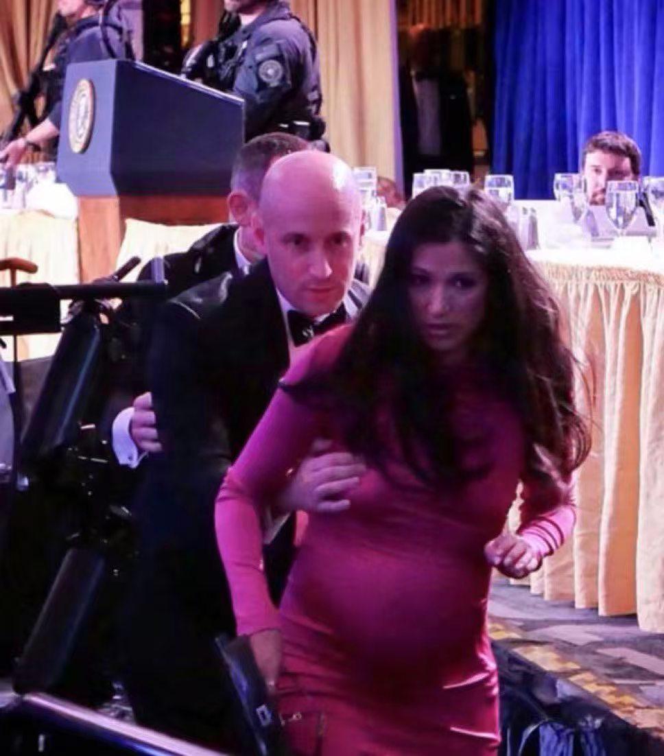 美国白宫记者宴会上，美国国土安全顾问逃跑的时候，这手都放在哪里了！美国社交媒体上