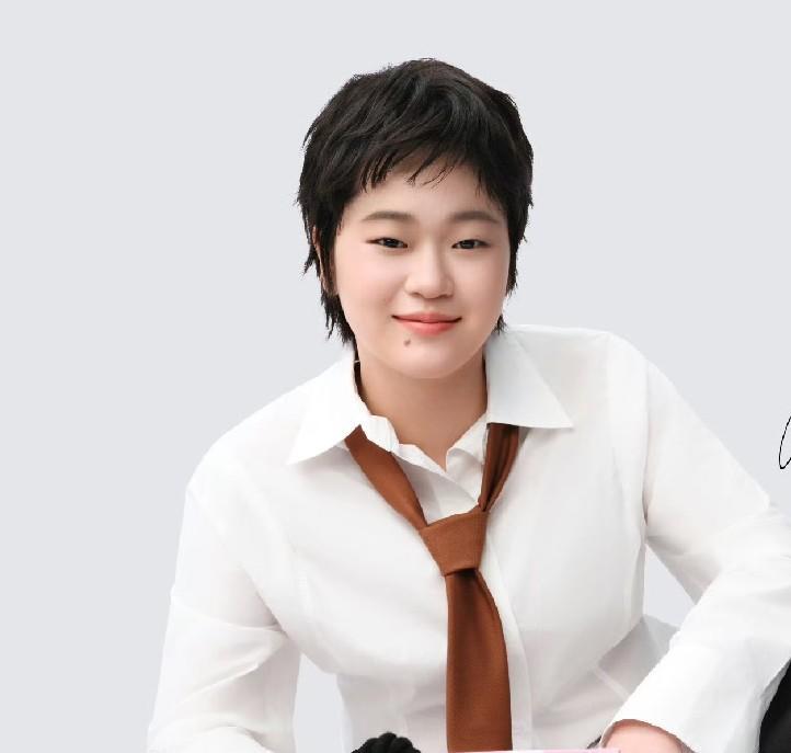 全红婵，正式官宣。
 
8月3号，19岁的全红婵又被推上热搜，这一次不是因为跳水