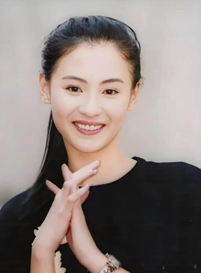 我很好奇。
到底是什么样的力量？
能让一个46岁的单亲妈妈，一边养大三个儿子，一