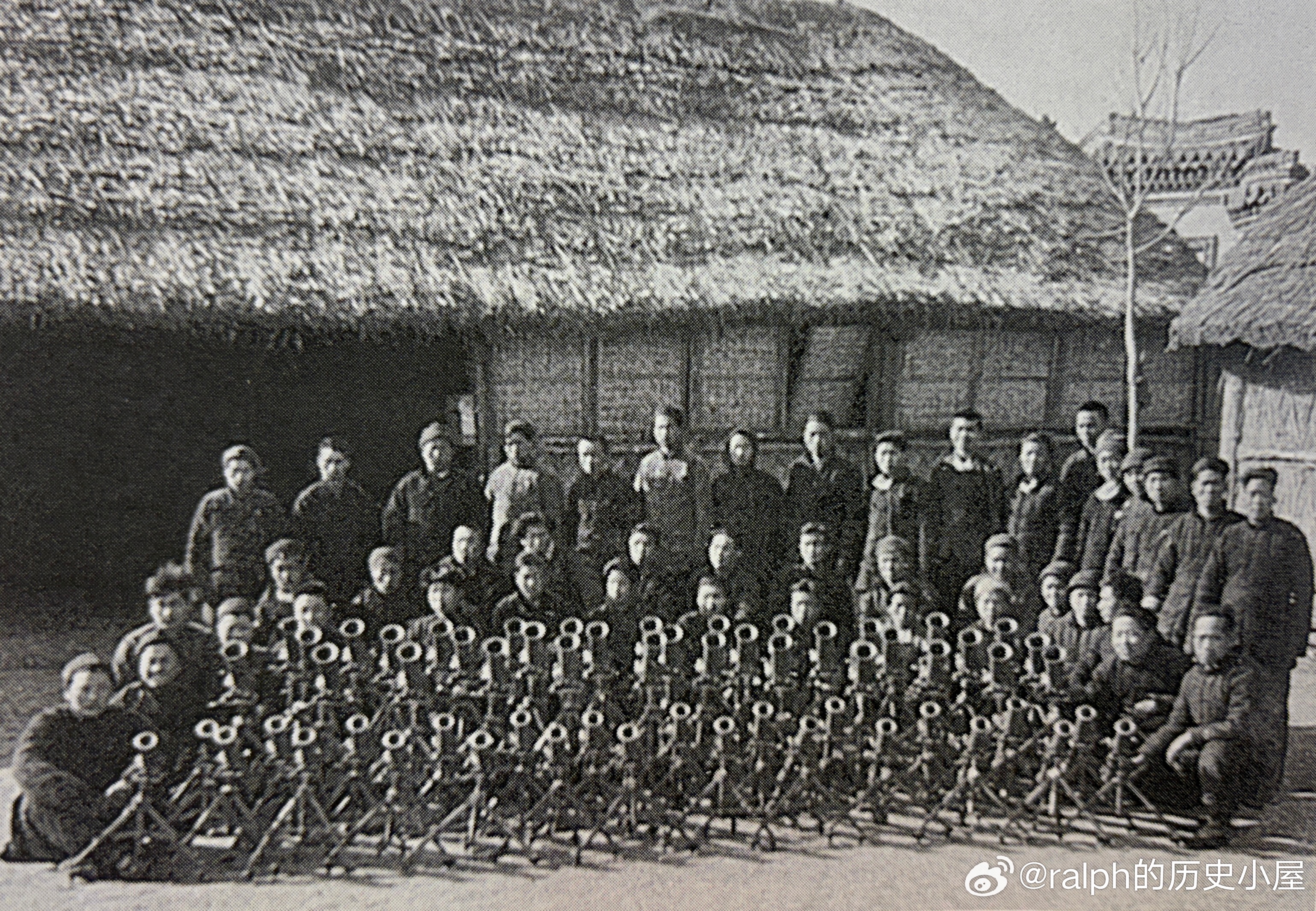 1945年3月新四军一师军工部政委罗湘涛赠给粟裕的照片和背面签名。位于江苏省宝应