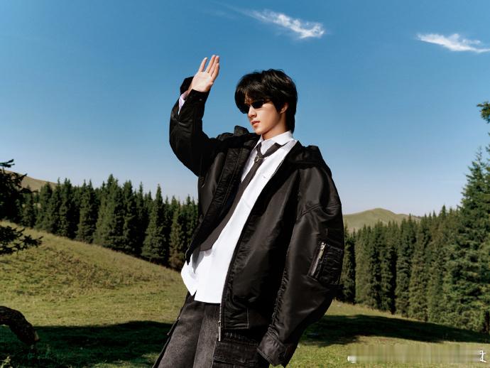 #刘耀文黑白风衣look##刘耀文墨镜黑长靴#刘耀文的时尚穿搭，总能给人带来惊喜