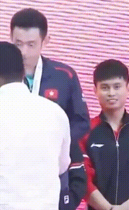 林诗栋这孩子太好玩了[大笑]

亚锦赛打完，国乒收下双冠，在颁奖仪式上，“小石头