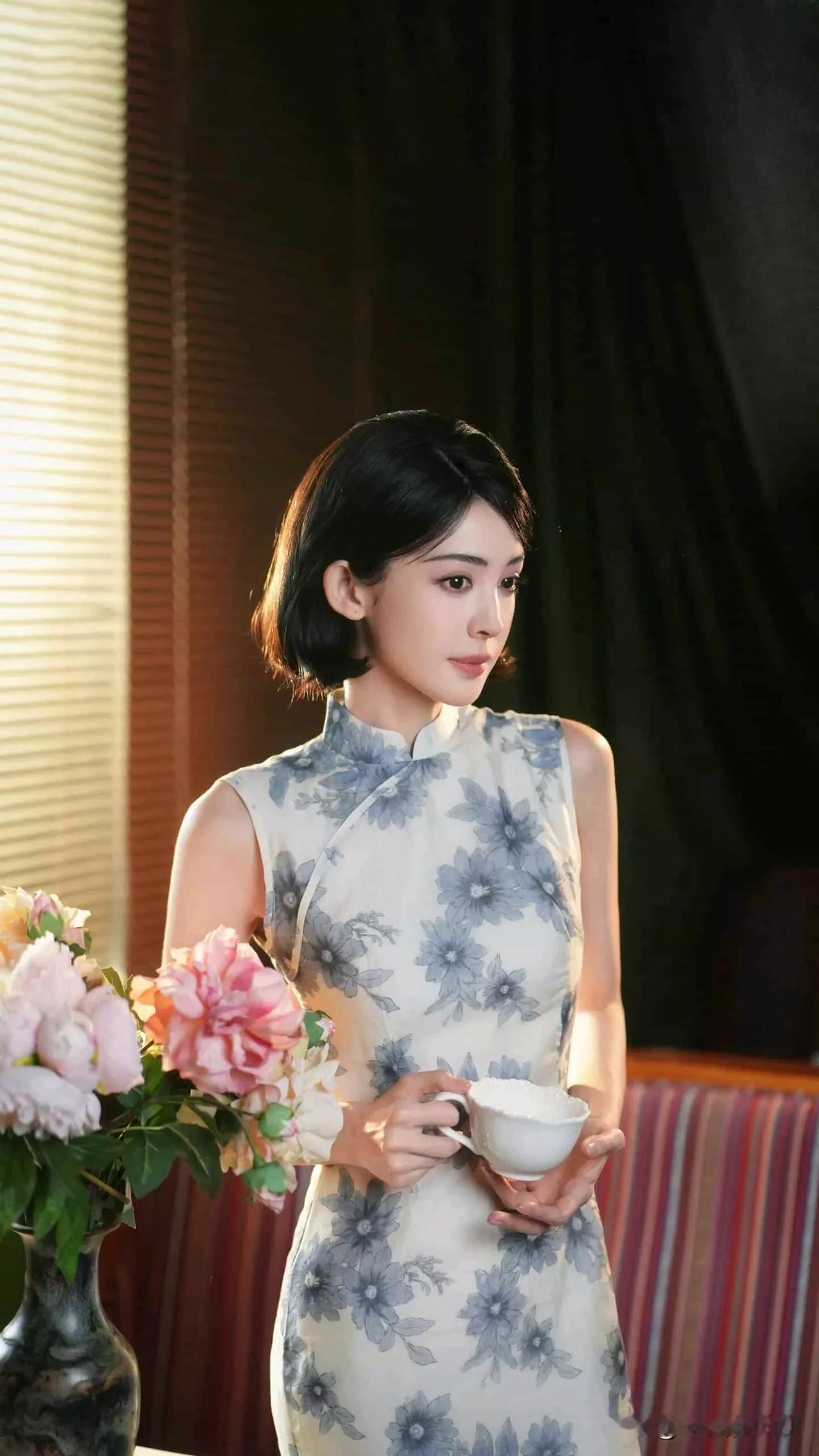 谁说浓颜只能艳丽，娜扎一袭素颜旗袍配齐耳短发，完美拿捏清冷温婉感。