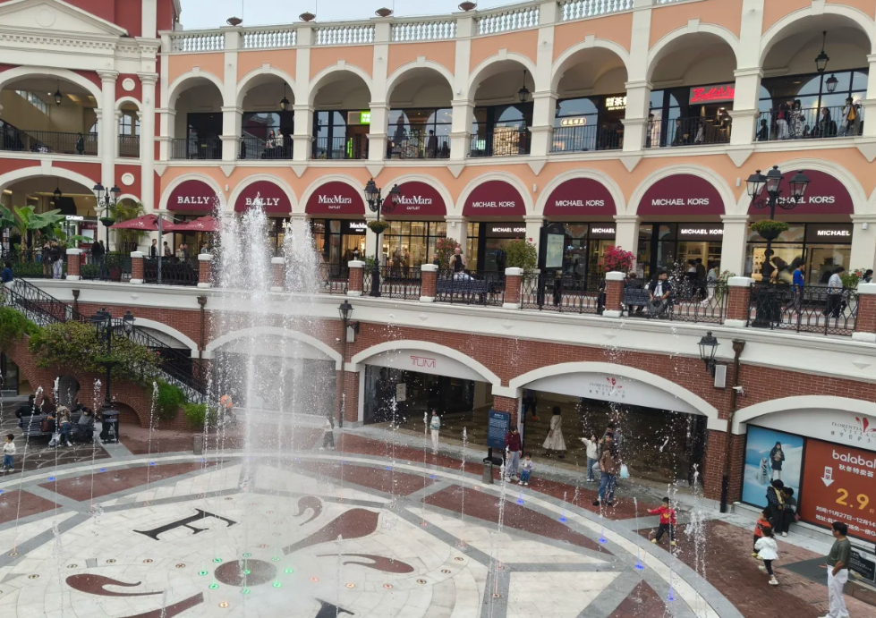 今年拜年时发现个有趣现象，大家不爱逛专柜了，反而更爱逛奥莱，春节各地奥莱挤得水泄