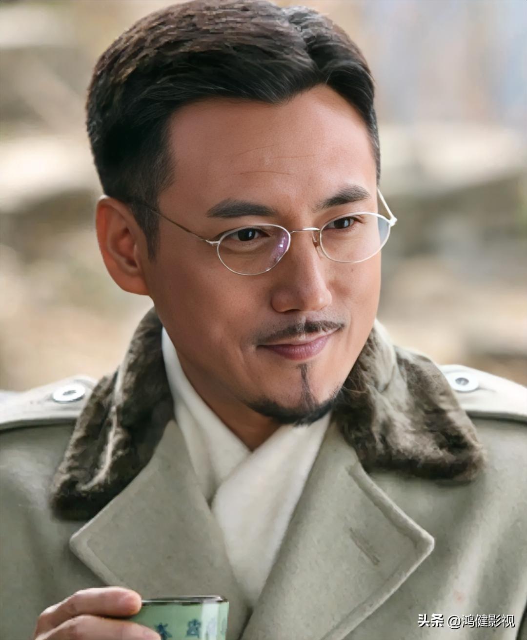 大家还记得这位男演员吗？
他今年60岁，土生土长北京人，毕业于黑龙江大学，他英俊