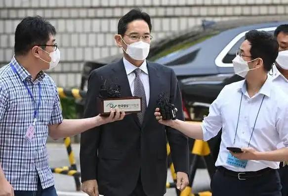 美国还是对韩国动手了
 
6月25日，加州联邦法院收到一份起诉书。
 
被告栏里