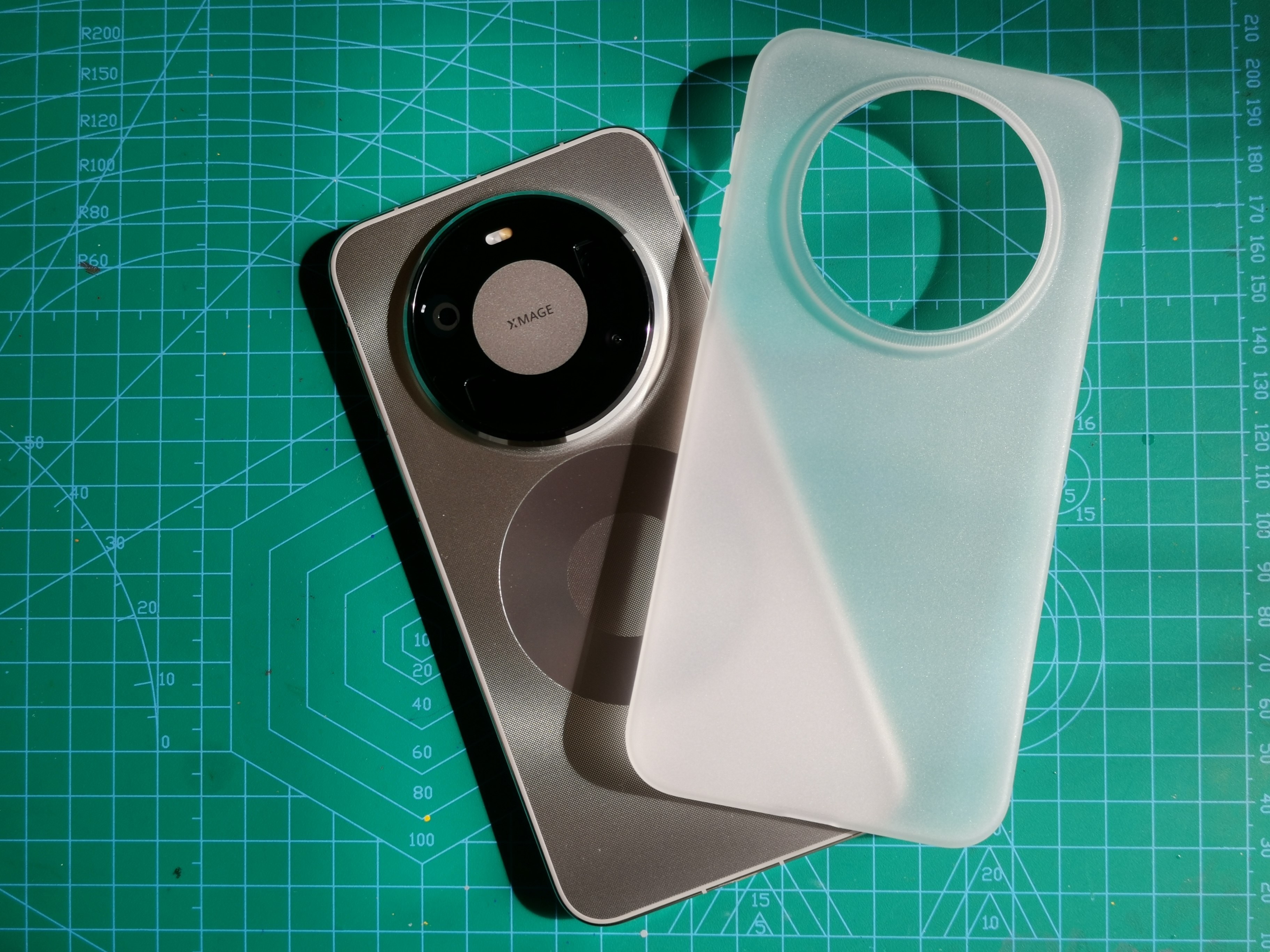 Mate80ProMax 金色搭配半透超薄壳晒单满满细节，屏幕高出也是特别设计过