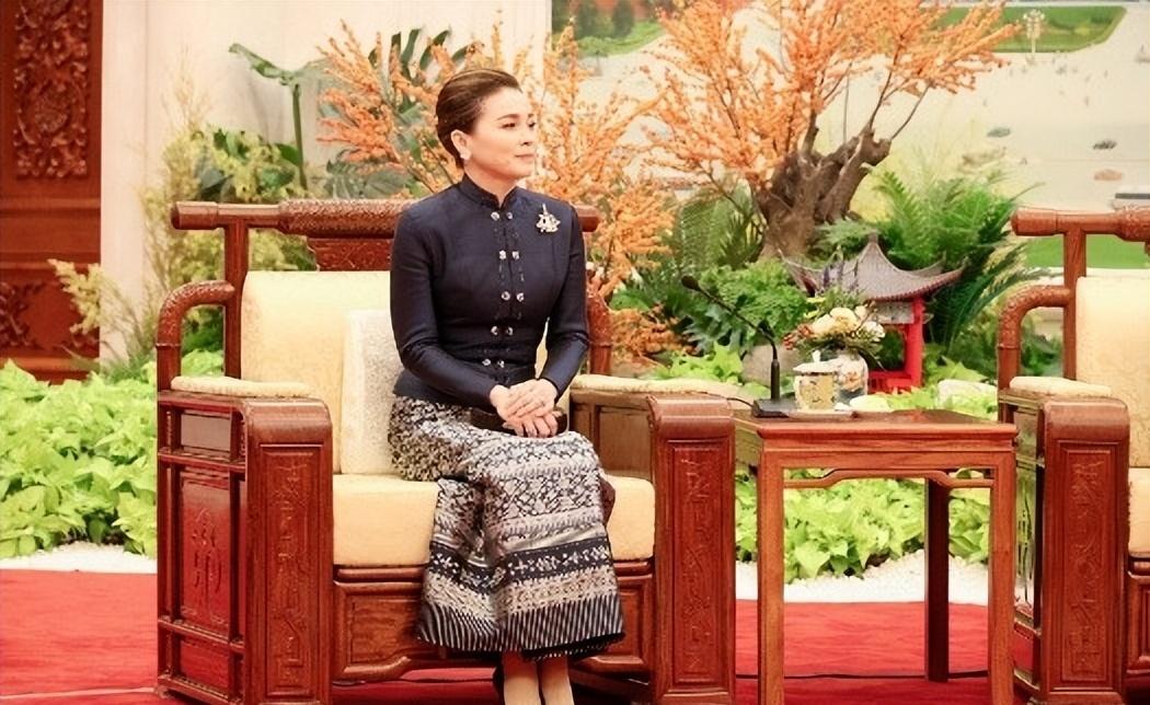 泰王五婚独宠苏提达没美貌没背景的她凭啥稳坐后位

泰王玛哈换过五位妻子，最美的西