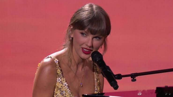 有消息称霉霉Taylor Swift官方将上线「婚礼请帖」卡片出售给粉丝💌 