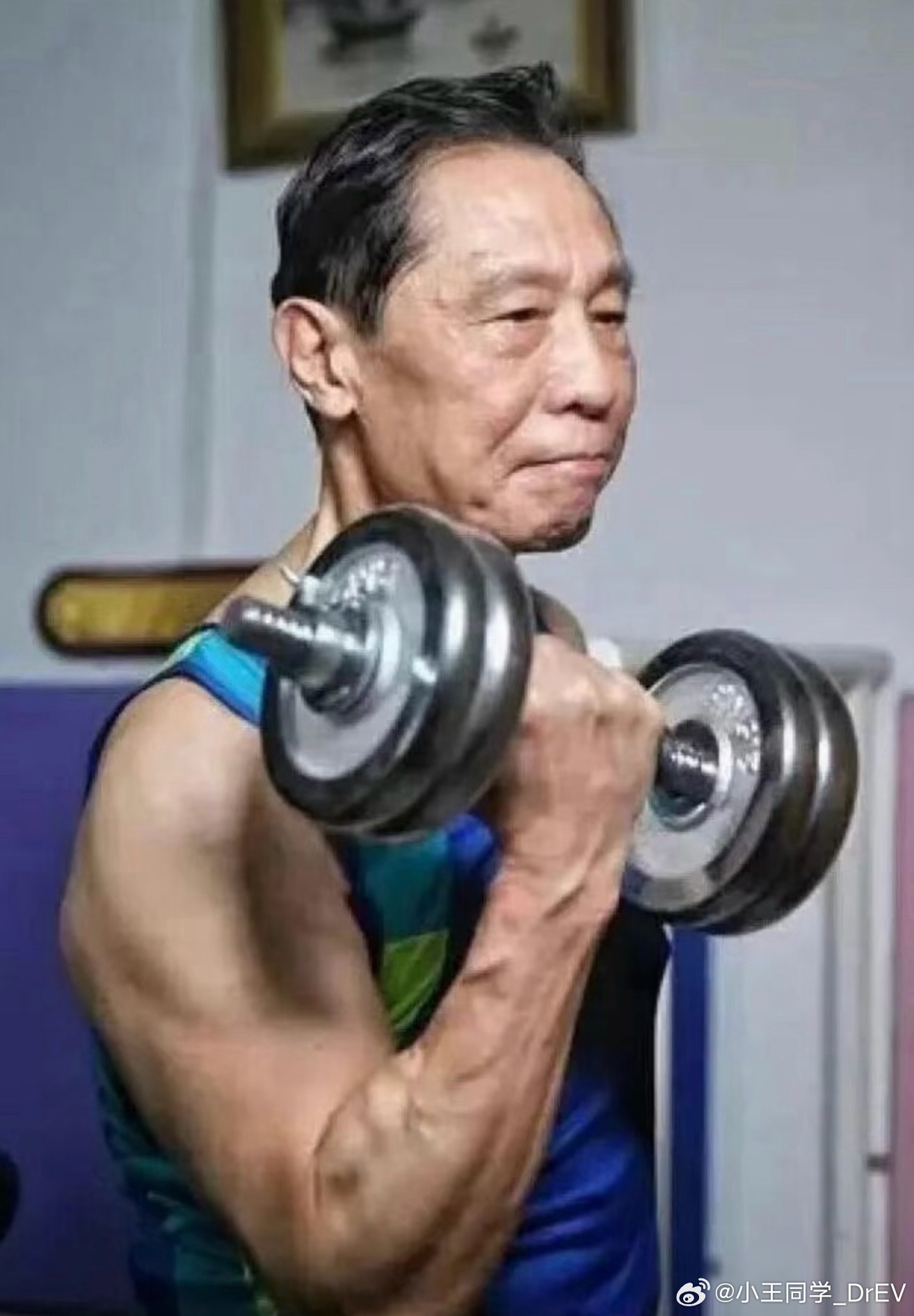 钟南山院士才是真正的薄肌90后90岁还能步履轻快，不是天赋开挂，是数十年规律运动