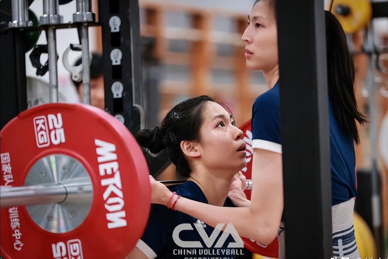 现在的中国女排一姐，应该是22岁的庄宇珊。

今天新一届中国女排开练，没有朱婷，