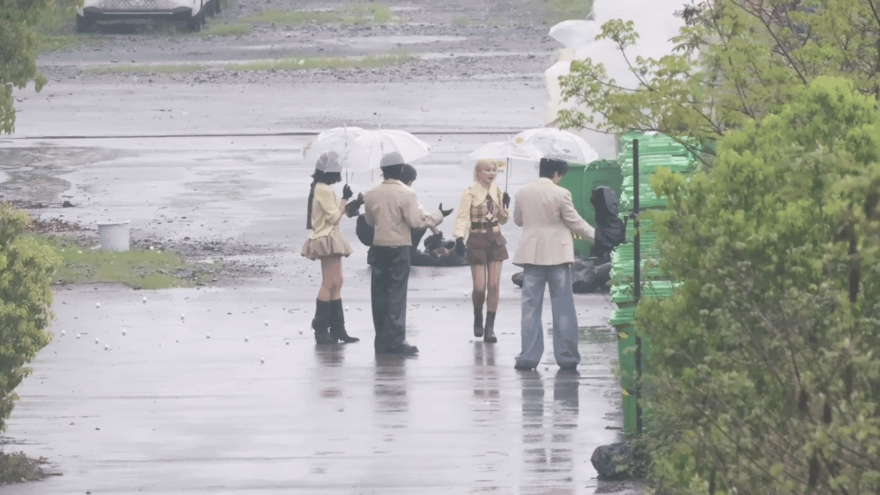 刘宇宁周柯宇翻垃圾桶刘宇宁周柯宇冒雨翻垃圾桶开始推理吧路透里刘宇宁和周柯宇一直在