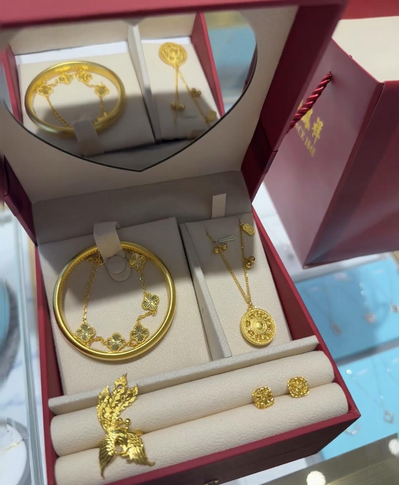 一对新人买结婚金饰，本来预算6万，结果选到了8万8。新郎跑出去打了40分钟电话，