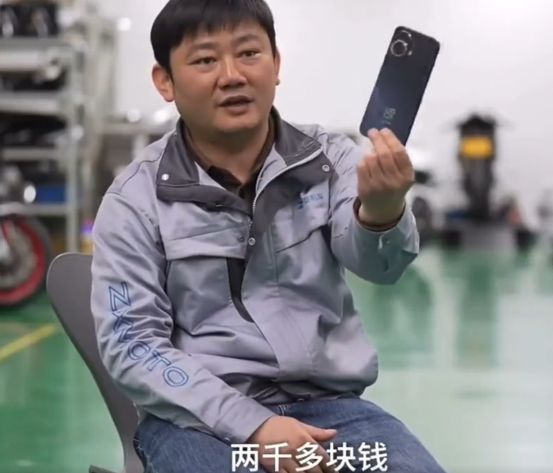 张雪身价上亿还在用两千多块钱坏手机 不知道啥意思，2000多块钱的手机也不差了，