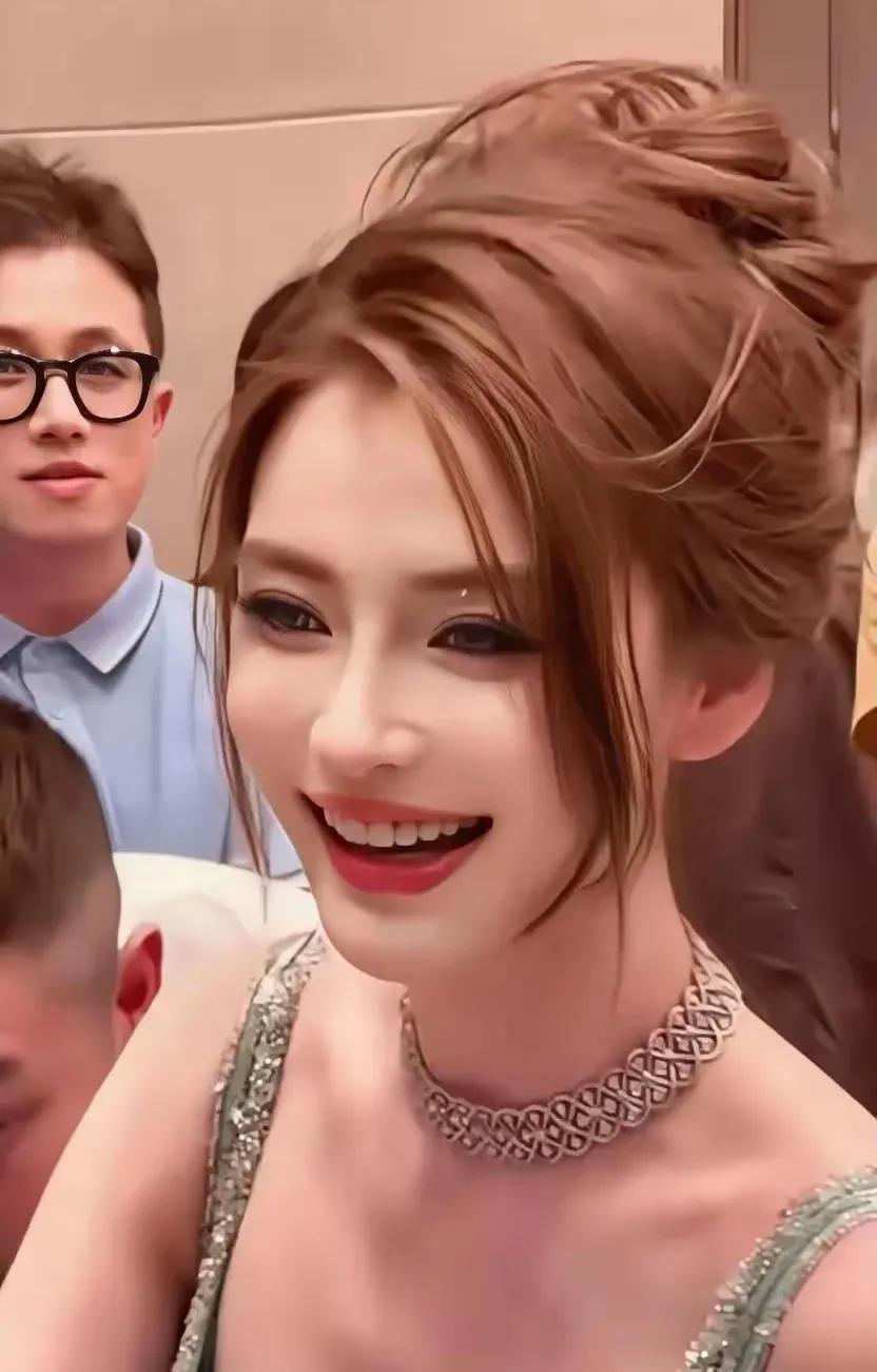 杨颖是懂得入乡随俗的，老实说，你们还认得出吗？

好久不见的杨颖，近日出席了粉丝