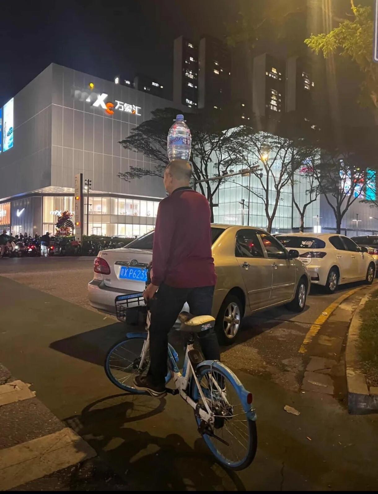 大爷有两把刷子，哈哈~高手在民间[偷笑]这个真的是厉害了👍关键是咋练出来的啊？