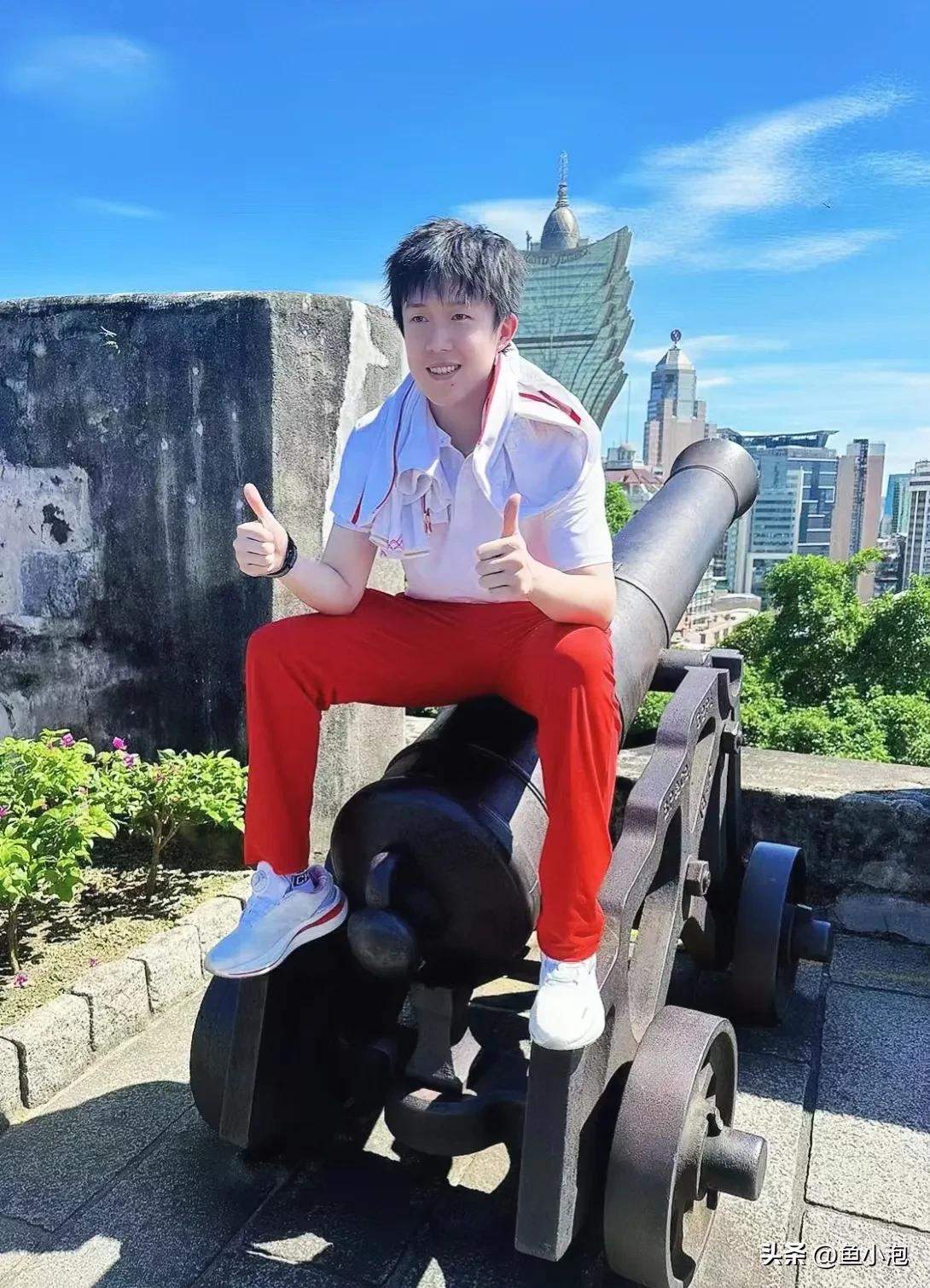 就想问问大头哥，大热天的坐上去，就不怕烫腚？明显在澳门玩开心了。#记录我的9月生