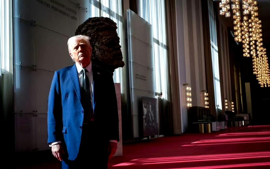 白宫说，经肯尼迪中心董事会表决并全票通过，将该中心更名为“特朗普·肯尼迪中心”。