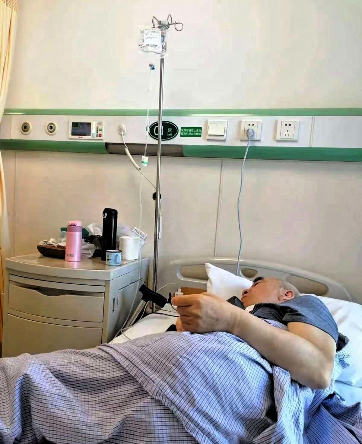 泪目！山东聊城，一位老人在医院疗养，自知时日无多，跟儿子说想喝一碗小米粥。这是老