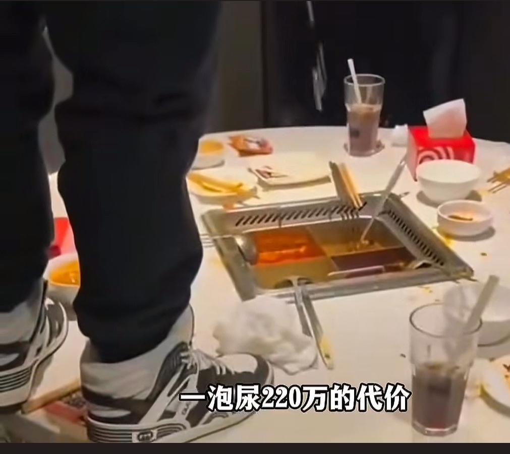 一泡尿撒掉了220万，海底捞小便事件一审判决出来了

两个孩子及他们的监护人要赔