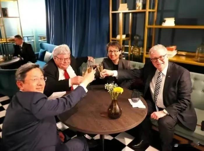 “战猫”不安分守己，在欧美到处瞎窜，你让“赖狗”蹲家守门，情以何堪，“狗狗”在家