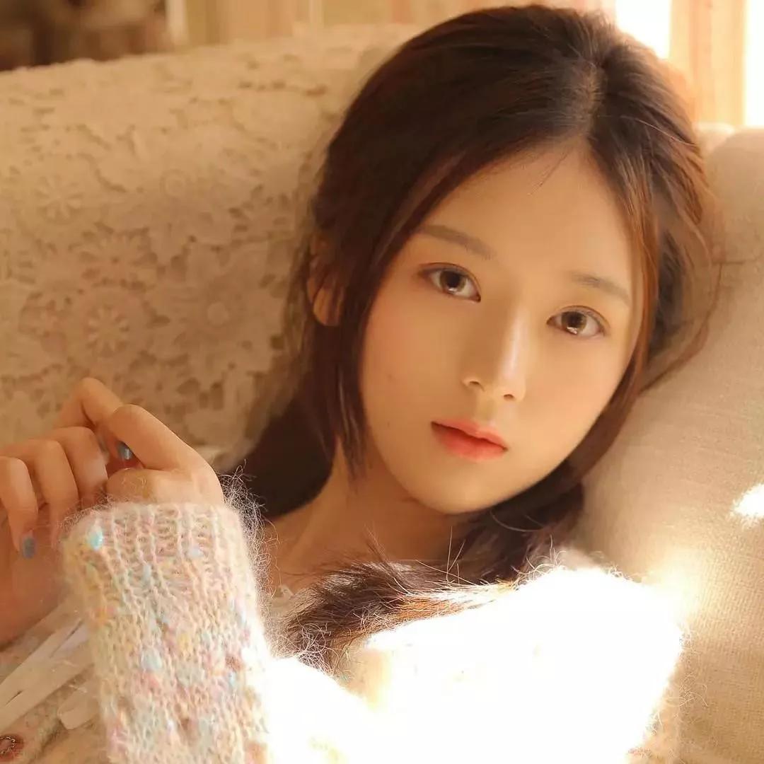 慵懒的午后，温柔的阳光洒在沙发上，与可爱的你相伴秋日午后的温柔 温柔小憩 居家浪