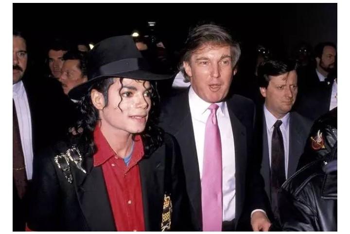 怀疑特朗普是杰克逊的粉丝，要不他干嘛举着他和杰克逊的合影。话说，谁还没追过星，特