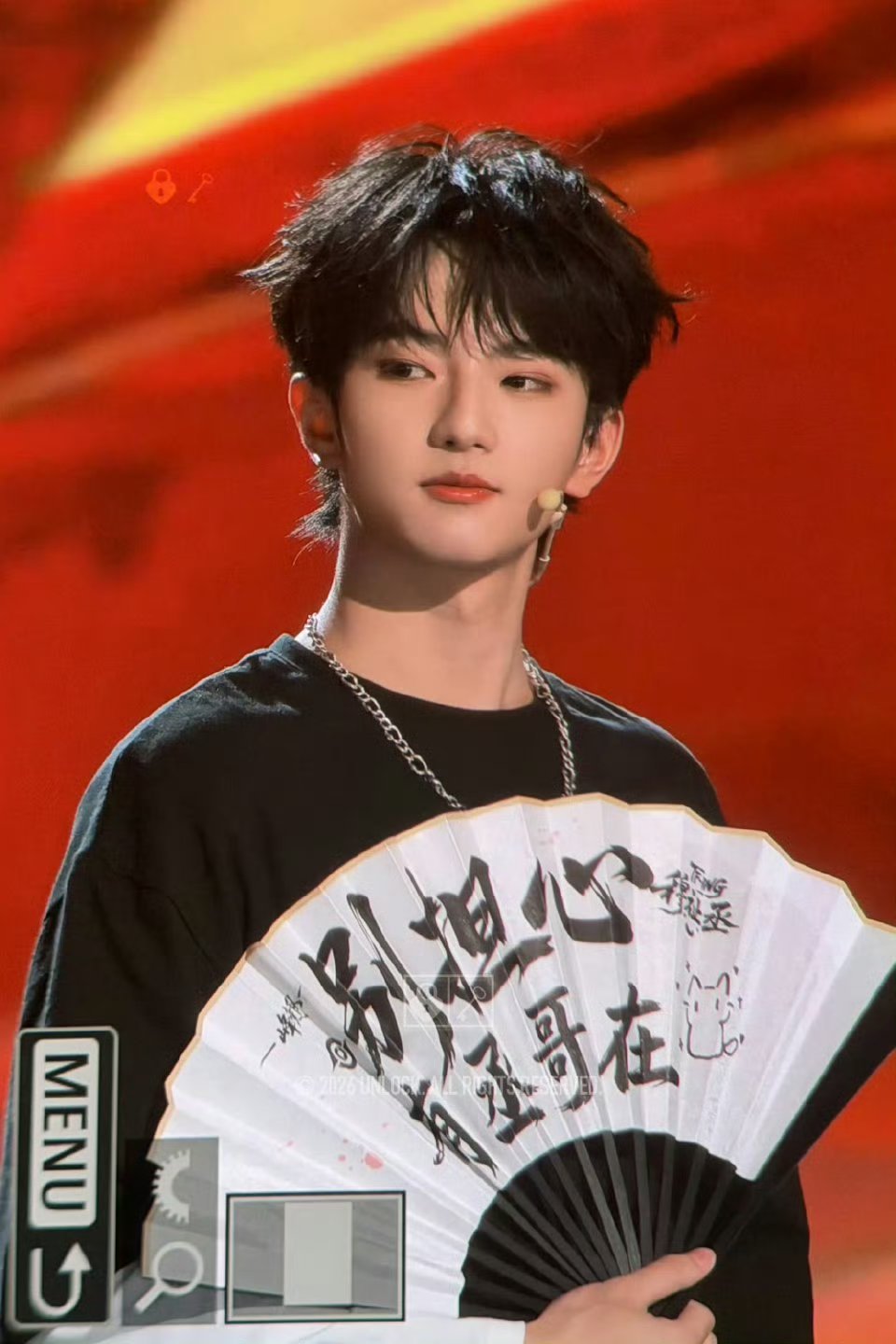 穆祉丞王者荣耀表演赛镜头签穆祉丞扇子上的字穆祉丞亮相王者荣耀表演赛，镜头签扇子寄