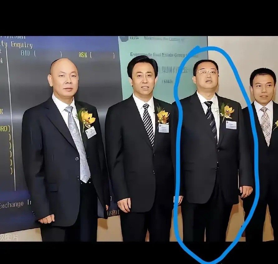 近期有媒体爆料，许家印的左膀右臂，前恒大总裁夏海钧向法院“哭穷”。声称每个月5万