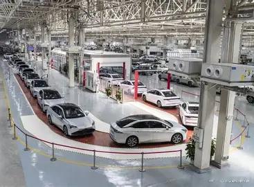 【多家车企发布2026年销量目标】2025年中国汽车产销双双突破3400万辆创历