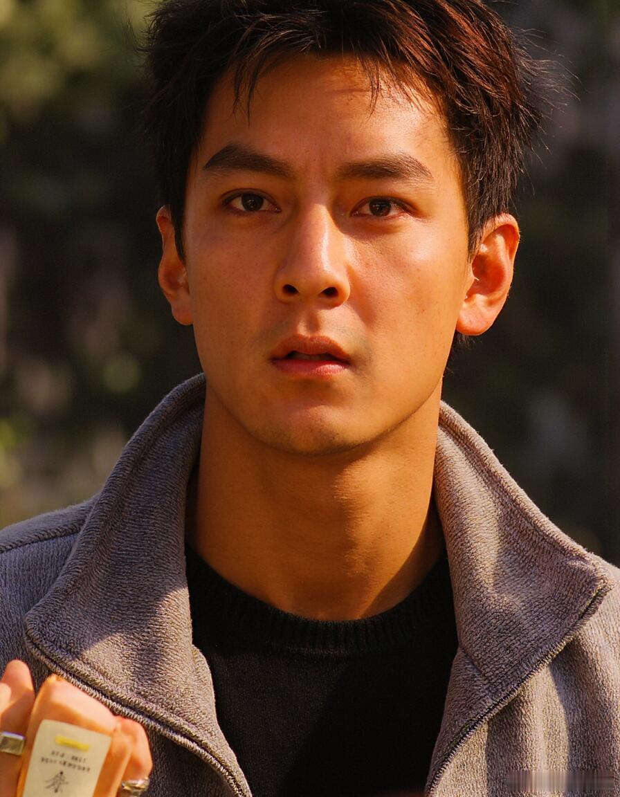 风华合伙人吴彦祖紧张女儿谈恋爱 岁月从不败帅哥，但败给女儿，吴彦祖再帅也逃不过被