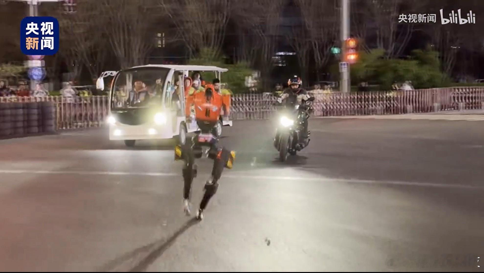 荣耀闪电元气仔征战机器人马拉松好家伙，荣耀机器人测试赛拿冠军？4月19日亦庄正赛