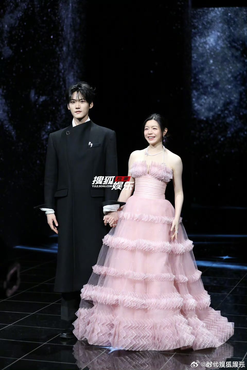 穆祉丞好像陈妍希周柯宇的花童 穆祉丞化身小记者，意外成了陈妍希周柯宇的小花童，反