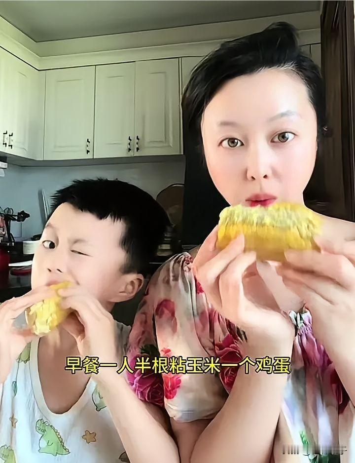 田静一家早餐丰盛，
一人半根玉米一只鸡蛋！

田静一家四口
享受着岁月静好，
暑
